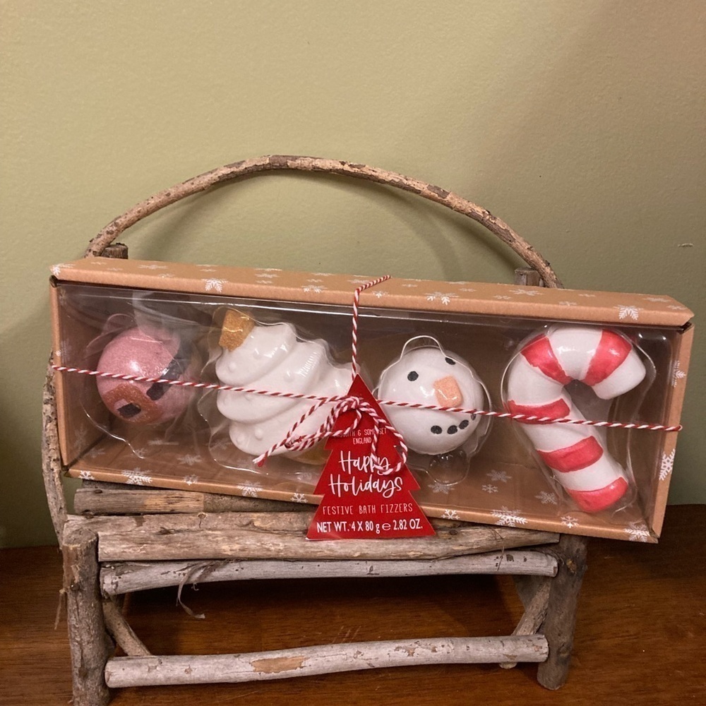 NIB! NEW HAPPY HOLIDAYS FESTIVE PEPPERMINT BATH FIZZERS